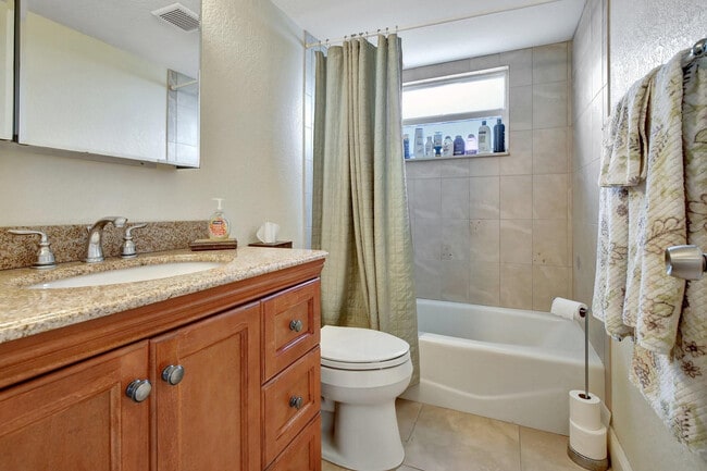 Building Photo - 2555 NE 11th St