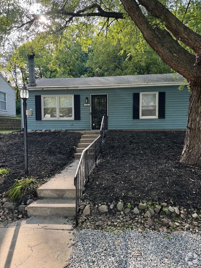 Building Photo - 2 Bedroom 1 Bathroom in Moline! 1/2 off 1s...