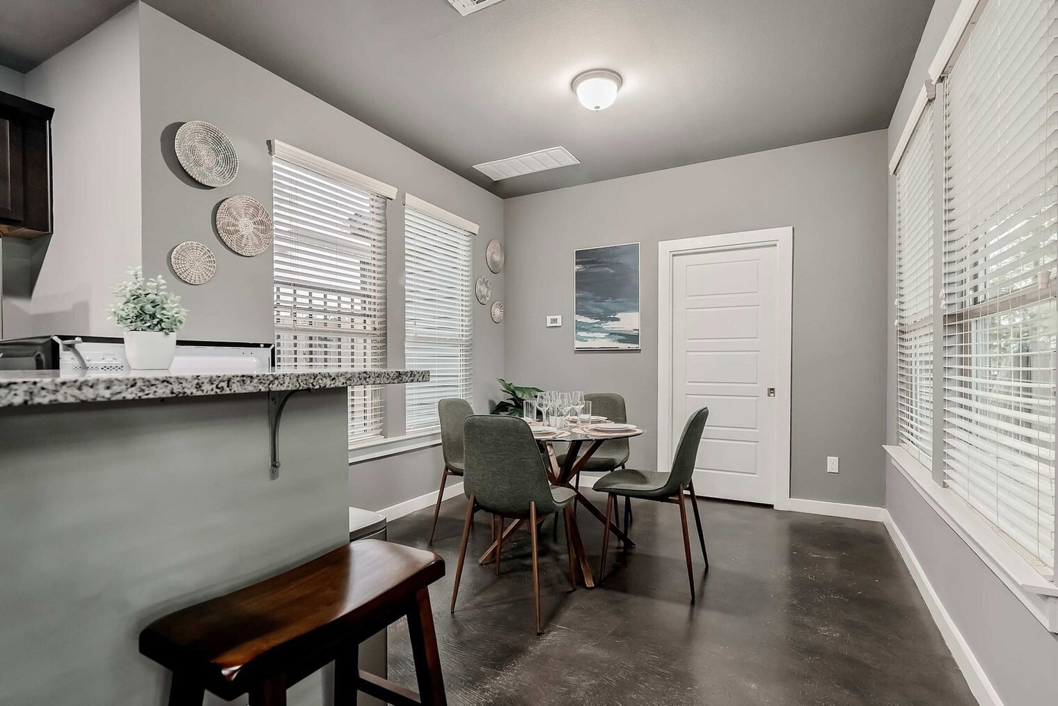 Building Photo - 2002 Rosewood Ave