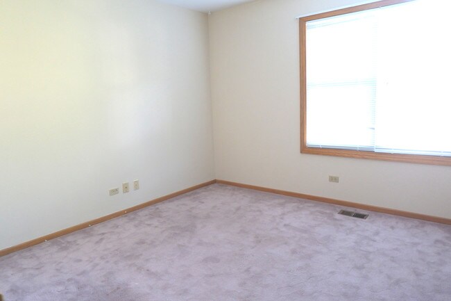 Building Photo - 10S241 Wallace Dr
