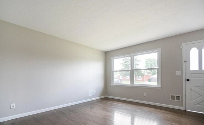 Building Photo - Welcome home to this updated bright and sp...