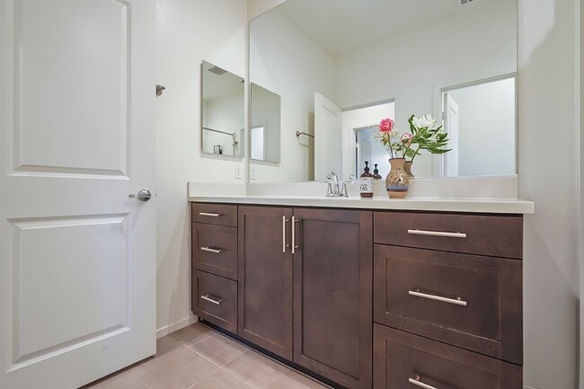 Building Photo - Beautiful TownHome in Pacific Ridge Rancho...