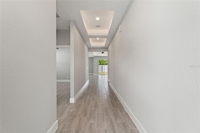 Building Photo - 326 Royal Palm Wy