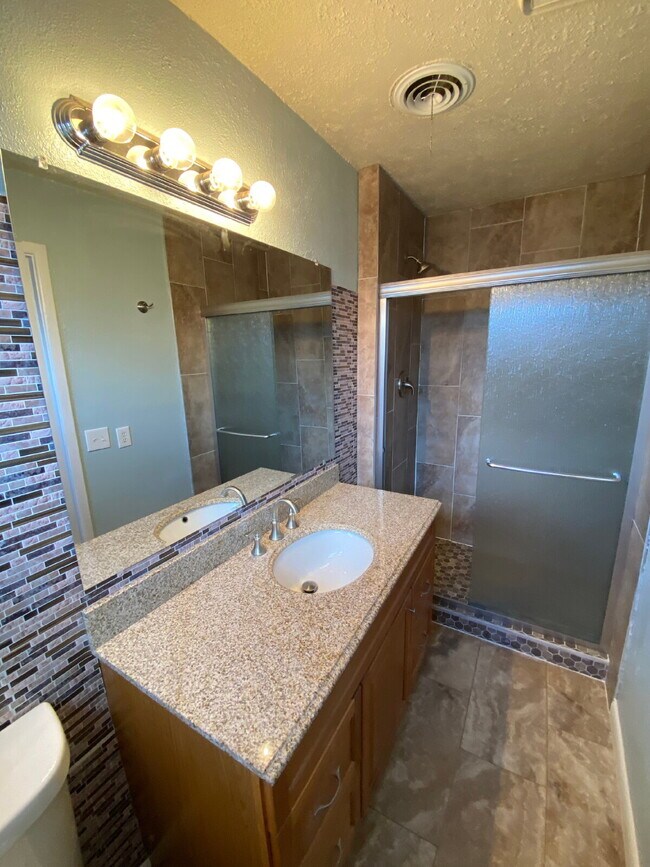 Building Photo - Spacious 3/2!
