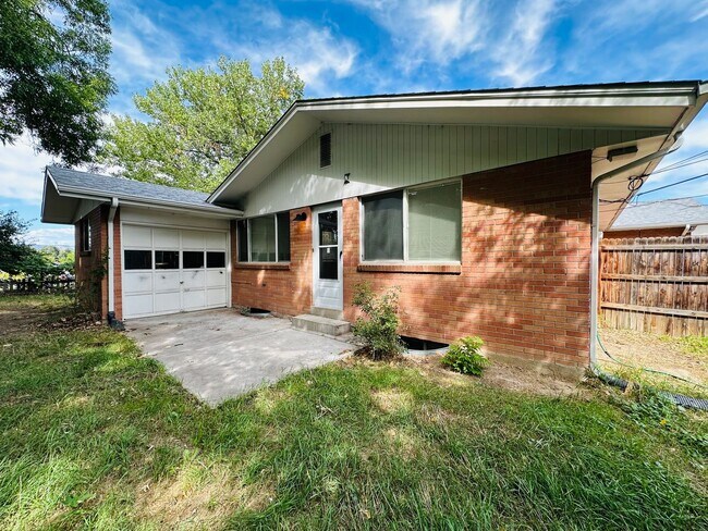 Building Photo - Large Duplex Style Home With Spacious Liva...