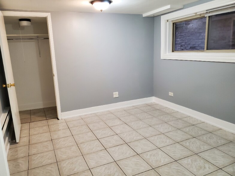 Building Photo - 6440 W Montrose Ave