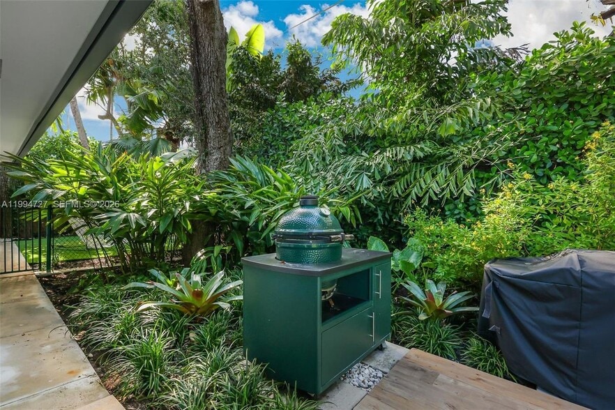 Building Photo - 79 Shore Dr E