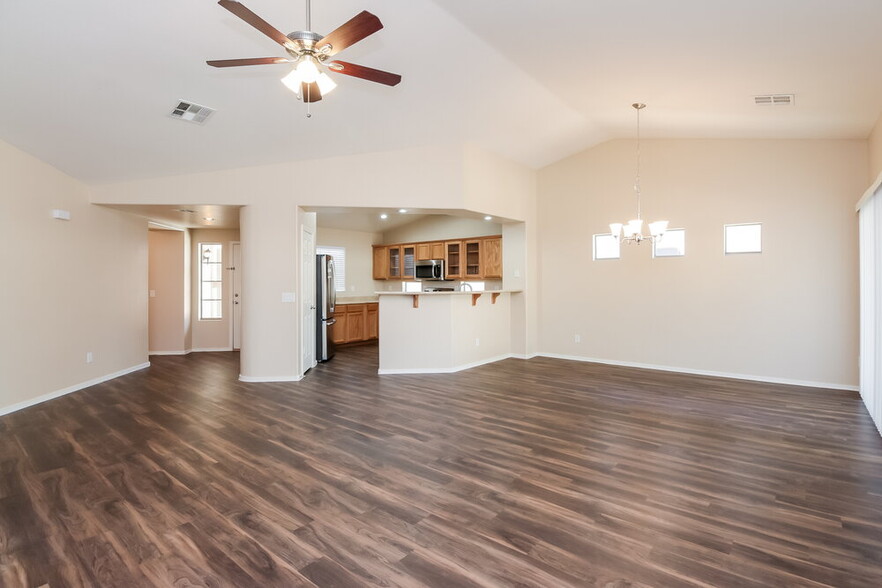 Building Photo - 2540 W Silver Streak Way