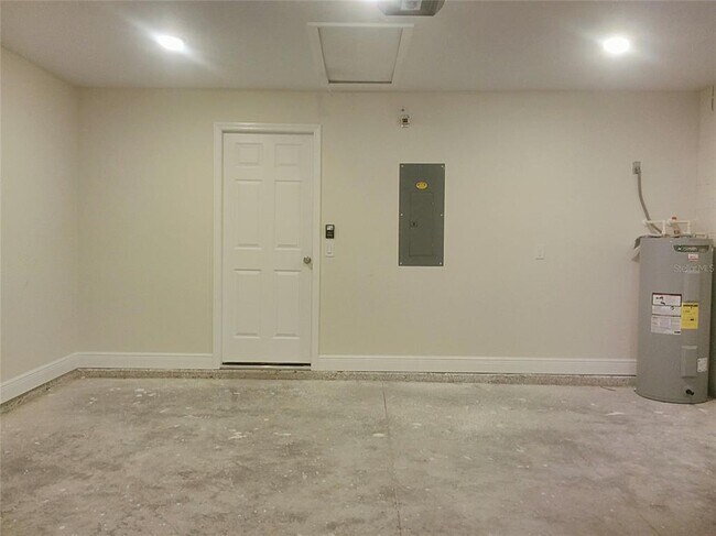 Building Photo - 1562 Schaub Ave