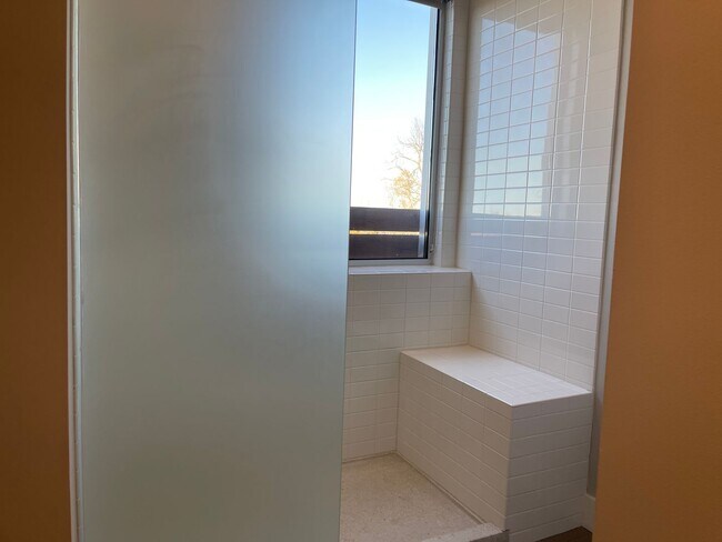 Building Photo - Contemporary Townhome East side of Downtow...