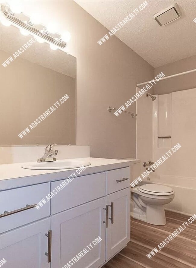 Building Photo - Beautiful and Spacious Townhome in LAWRENCE-Available in MAY!!