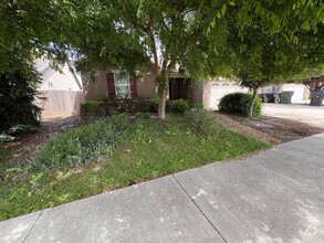 Building Photo - 3 Bedroom Home located NW Visalia!