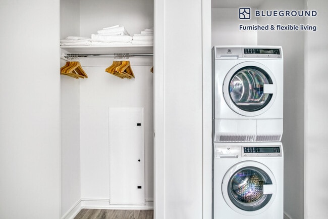 Building Photo - 949 1st St SE