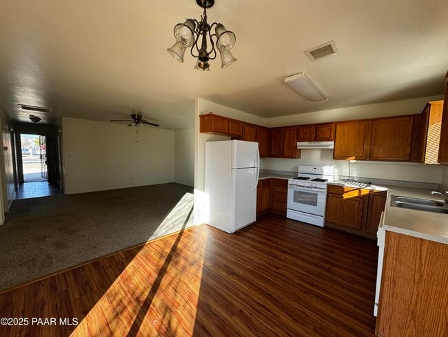 Building Photo - 3335 N Yavapai Ct