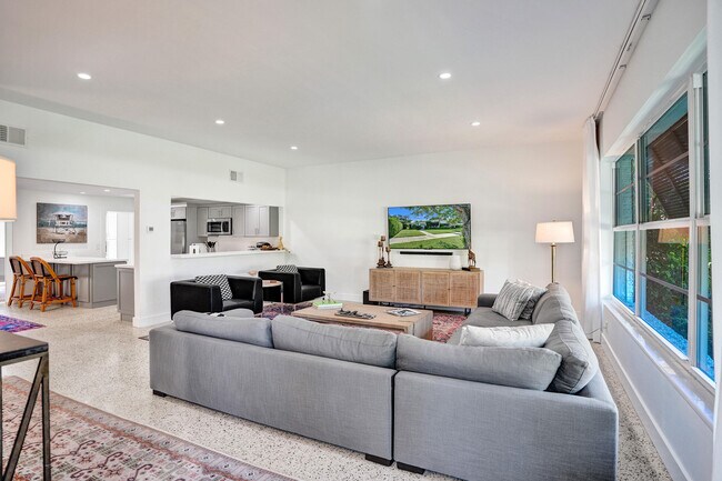 Building Photo - 221 N Swinton Ave