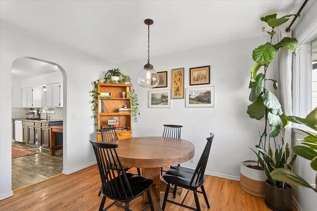 Building Photo - SPACIOUS 3BD/1BA SOUTH HILL HOME | ATTACHED GARAGE | FENCED YARD | W/D HOOKUPS | AVAIL JULY 1