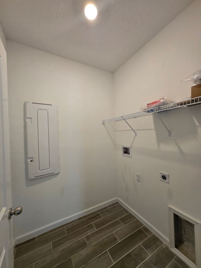 Building Photo - Beautiful 3-Bed, 2.5-Bath home in Tara Lane