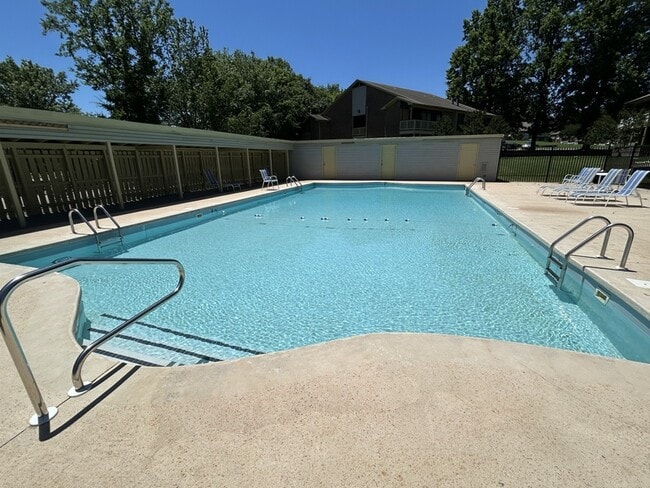 Building Photo - 4969-4967 7 Pine Cir