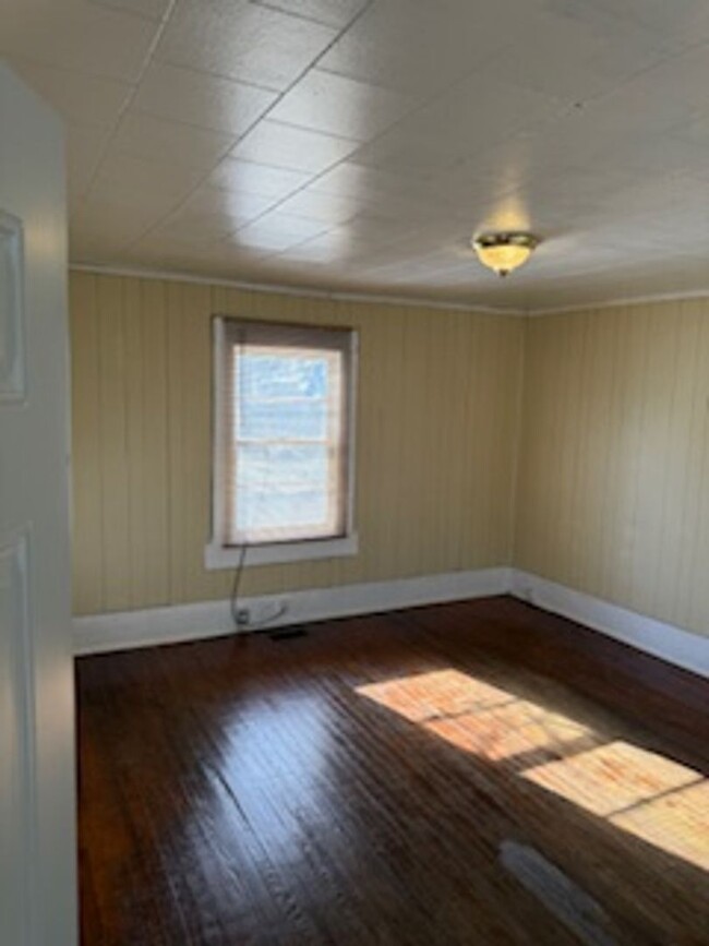 Building Photo - 2 bedroom & 1 Bathroom in the Beaumont Area.