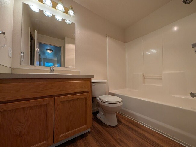 Building Photo - 3-Bedroom, 1.5-Bath Duplex In The Thurston Area of Springfield!