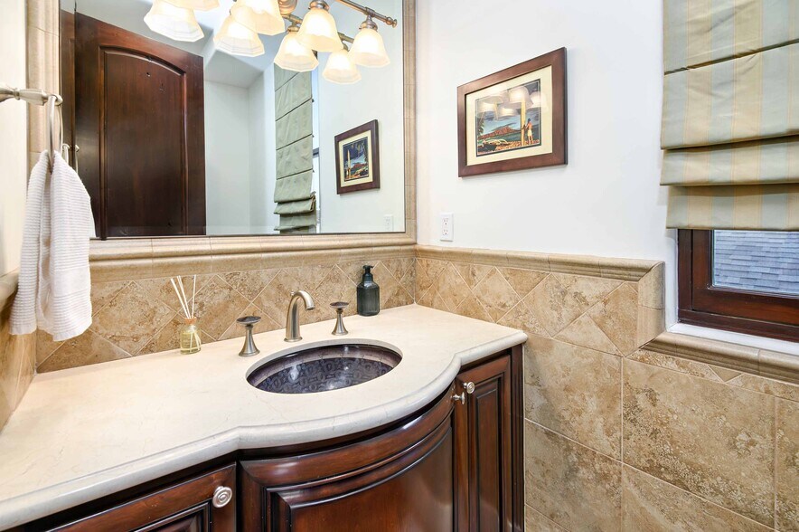 Building Photo - 319 33rd St