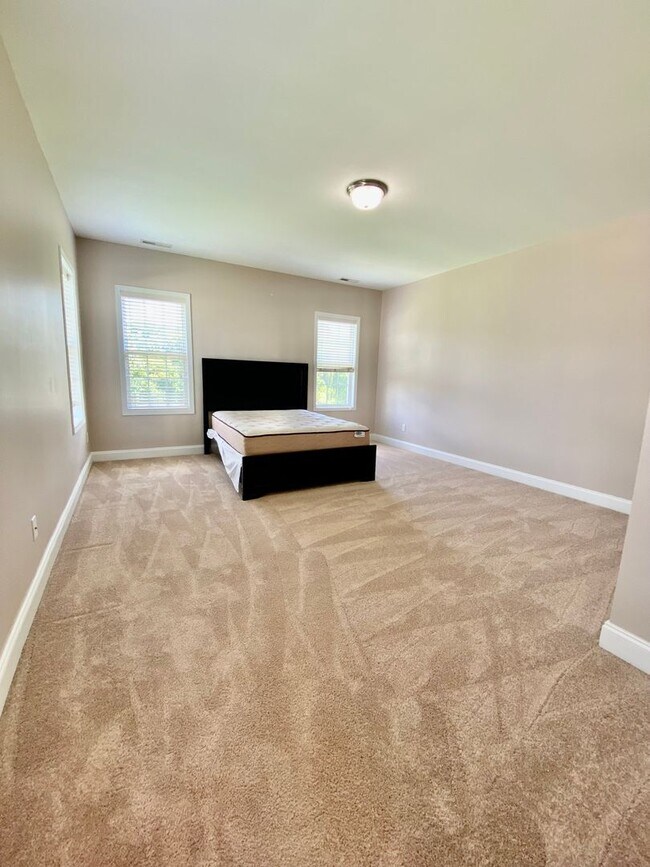 Building Photo - Huge 6 Bedroom Home In The Bluffs On The New River