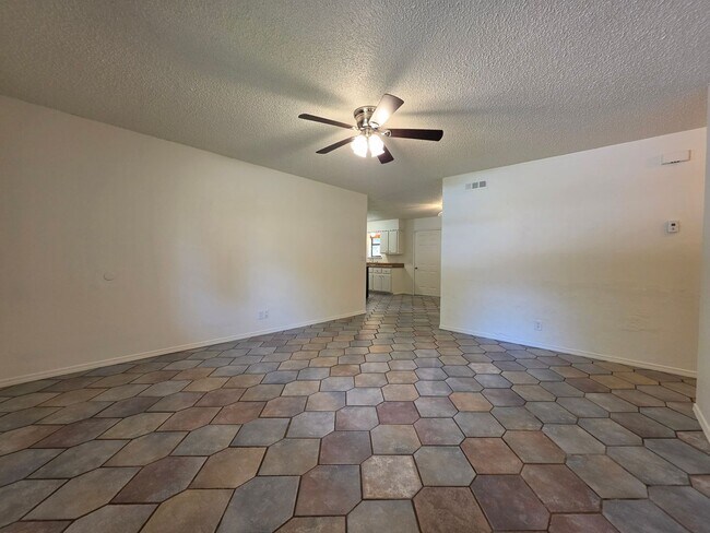 Building Photo - 3 bedroom home in Tecumseh!