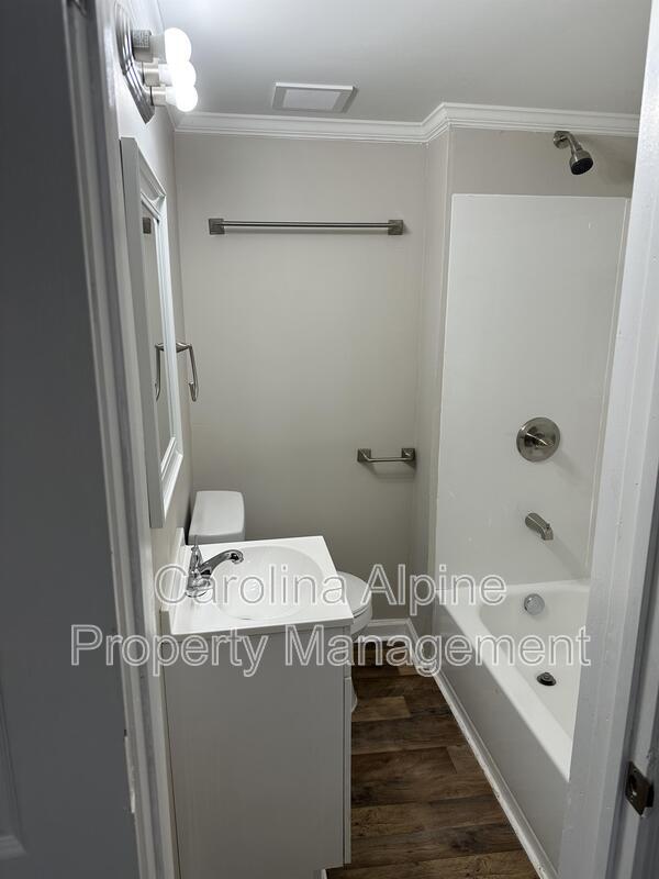 Building Photo - 416 Airline Ext