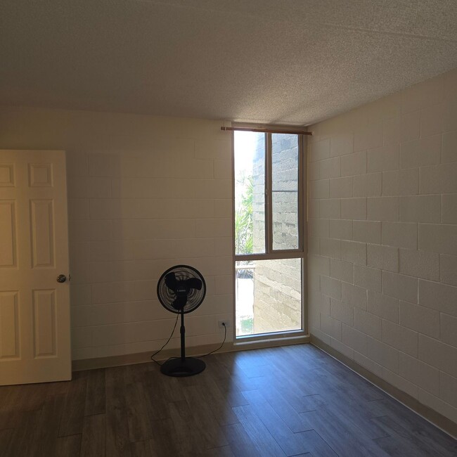 Building Photo - Freshly Painted 2 Bedroom Harbor Lights Co...