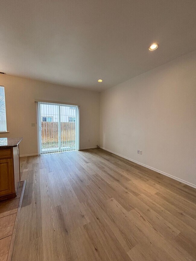 Building Photo - Pet Friendly 3 bedroom Townhouse!