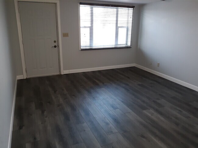 Building Photo - Neligh Triplex