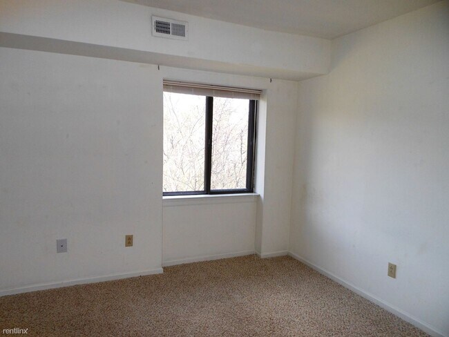 Building Photo - 2 br, 1.5 bath House - 35 Spring Court