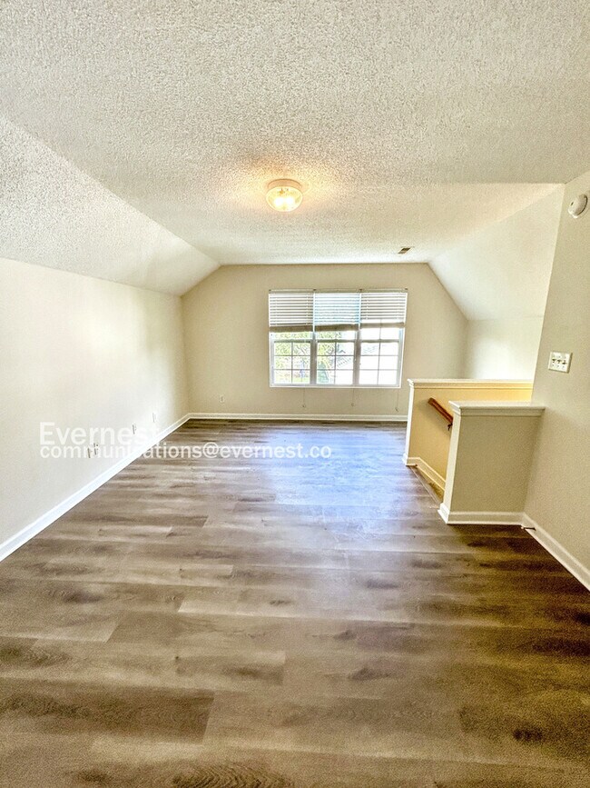 Building Photo - Spacious 3 Bedroom Home in High Point / Up...