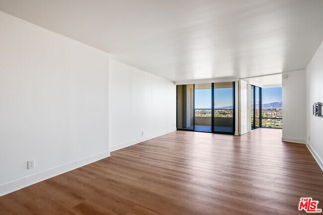 Building Photo - 4265 Marina City Dr