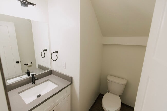 Building Photo - Newer 2 Bedroom 2 1/2 bathroom Hayden Town...