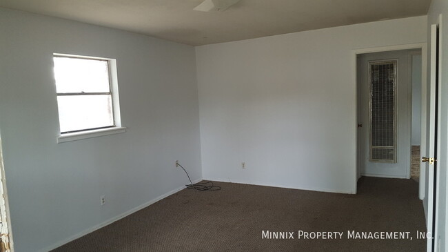 Building Photo - 701 W 4th St