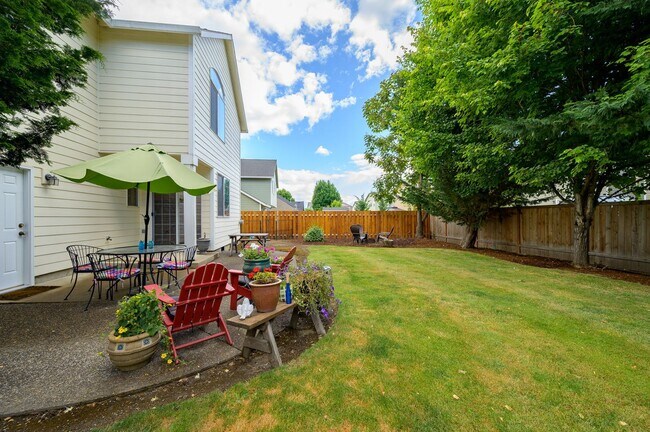 Building Photo - Large 3 Bed, 2.5 Bath Home in McMinnville-...