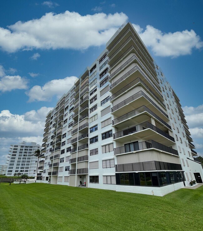 Building Photo - 10044 S Ocean Dr