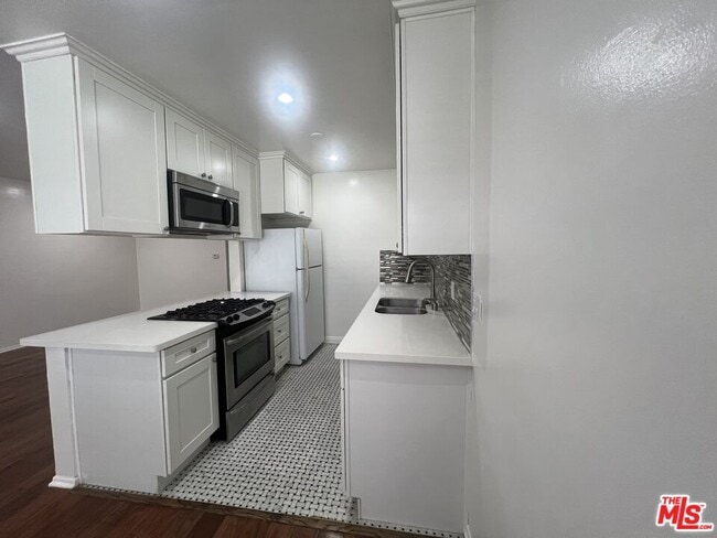 Building Photo - 420 Raymond Ave