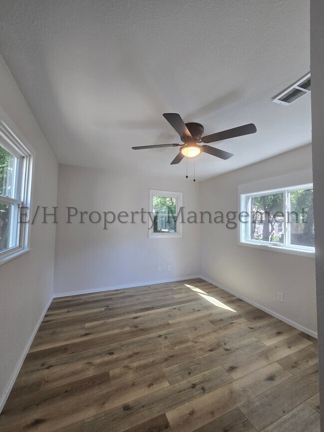 Building Photo - 828 S Pershing St