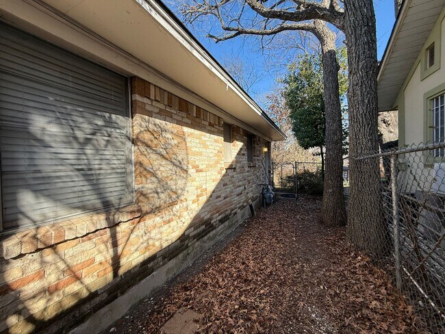 Building Photo - 1139-1139 Haines Ave