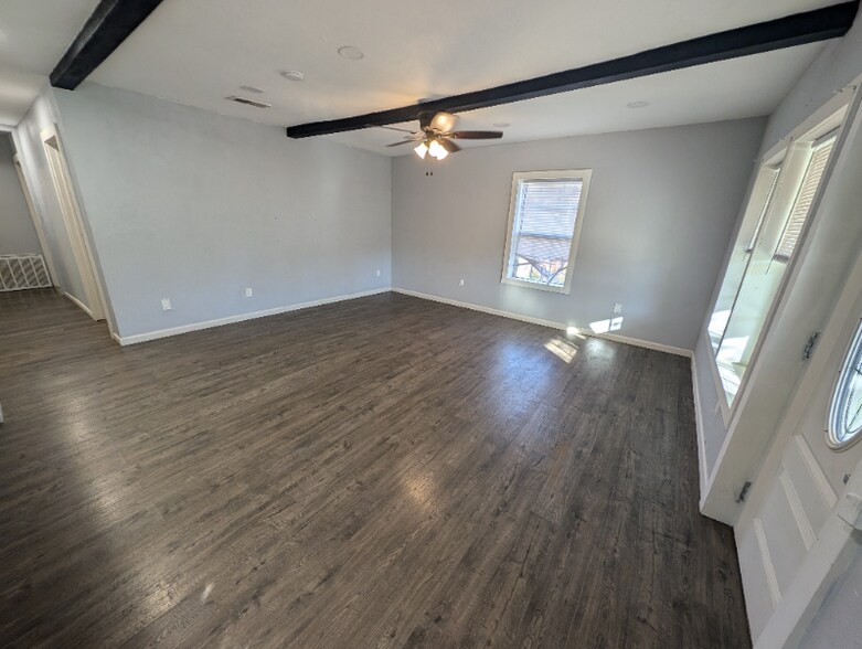 Building Photo - 406 Goliad St