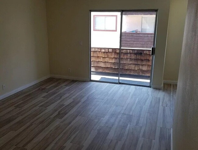 Building Photo - "Chic 2-Bed, 2-Bath Retreat in Prime Encino Location – 901 Sq Ft of Modern Comfort!"