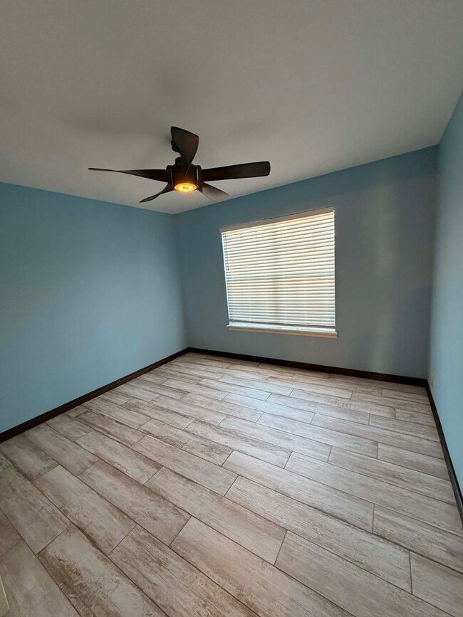 Building Photo - Beautiful Executive 3bd/2bath home in Joplin with fenced in yard / 2 car garage  and sunroom!!