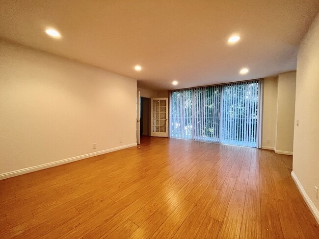 Building Photo - Charming, Light and Bright Wilshire Selby East with a spacious floor plan