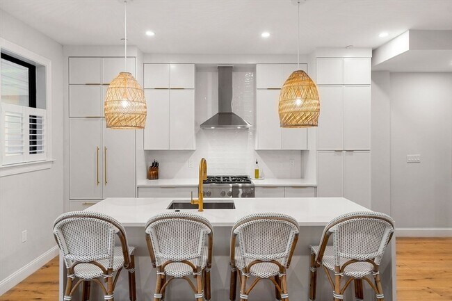 Building Photo - 722 E 5th St