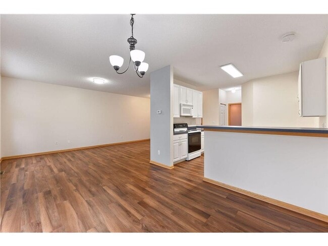 Building Photo - 2 BR/3 BA Townhome in Lakeville!