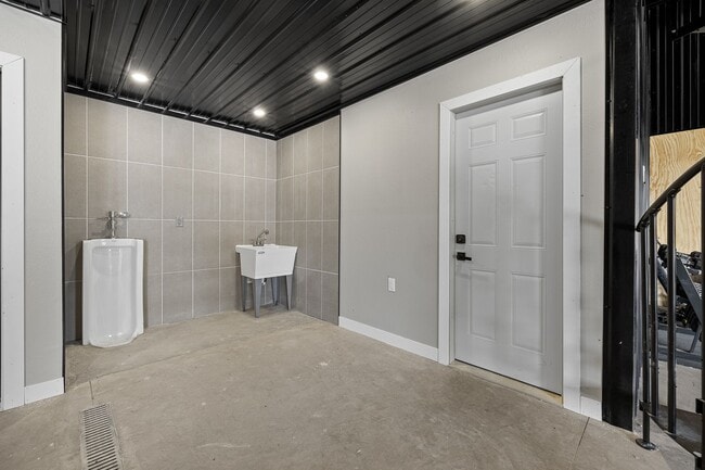 Building Photo - 4 BED | 2 BATH | BARNDOMINIUM | HOT SPRINGS | FURNISHED