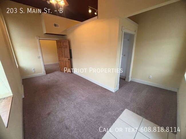 Building Photo - 1 bedroom/ 1 bath apartment in Jefferson, WI