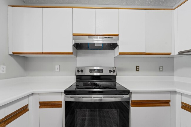 Building Photo - Townhome living close to downtown Fayettev...